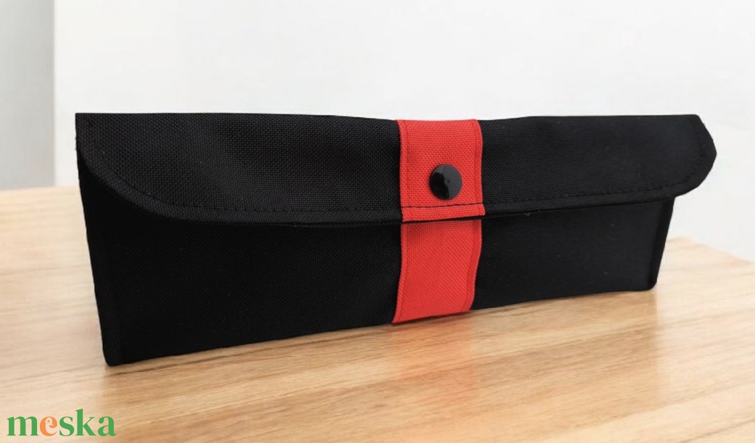 Patentos evőeszköztartó - Fekete és piros - táska & tok - uzsonna- & ebéd tartó - evőeszköz tartó - Meska.hu Patentos evőeszköztartó - Fekete és piros - táska & tok - uzsonna- & ebéd tartó - evőeszköz tartó - Meska.hu