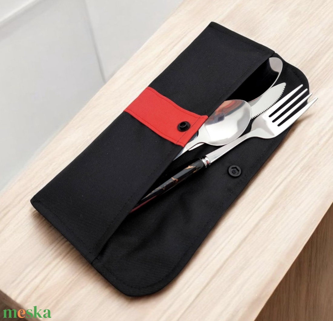 Patentos evőeszköztartó - Fekete és piros - táska & tok - uzsonna- & ebéd tartó - evőeszköz tartó - Meska.hu Patentos evőeszköztartó - Fekete és piros - táska & tok - uzsonna- & ebéd tartó - evőeszköz tartó - Meska.hu