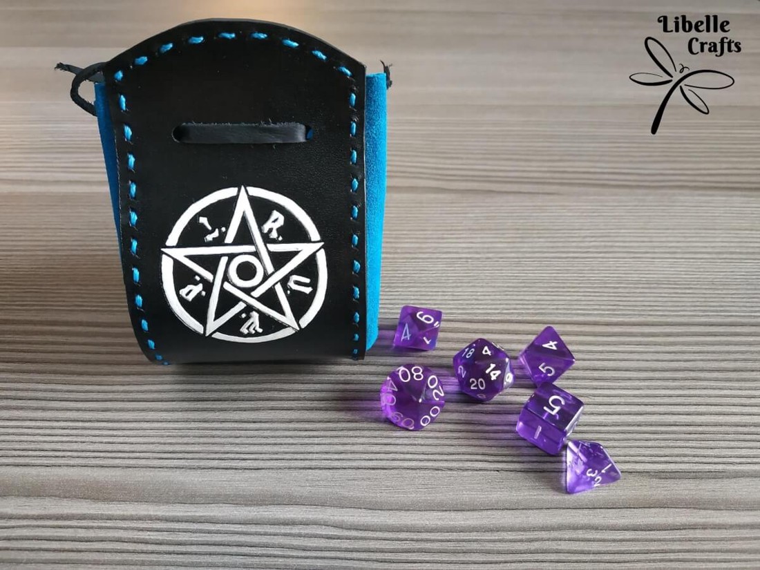 M.A.G.U.S. szimbólumos kockatartó szütyő - KÉK - játék & sport - táblajáték és kártyajáték - társasjátékok - dobókocka - Meska.hu