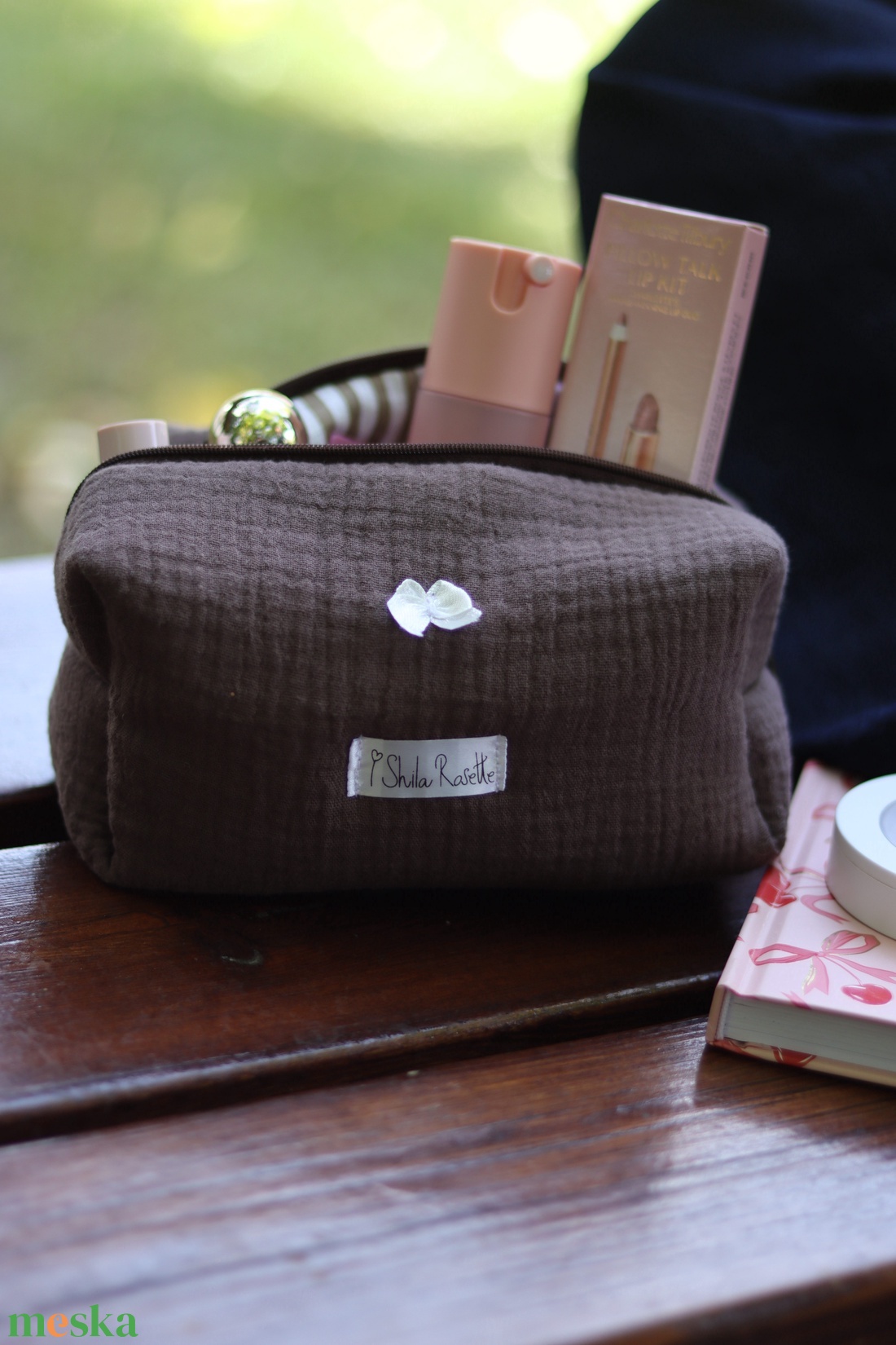 'Hazel' Beauty Case pamut neszesszer masnival és barna-fehér csíkos béléssel - táska & tok - neszesszer - Meska.hu