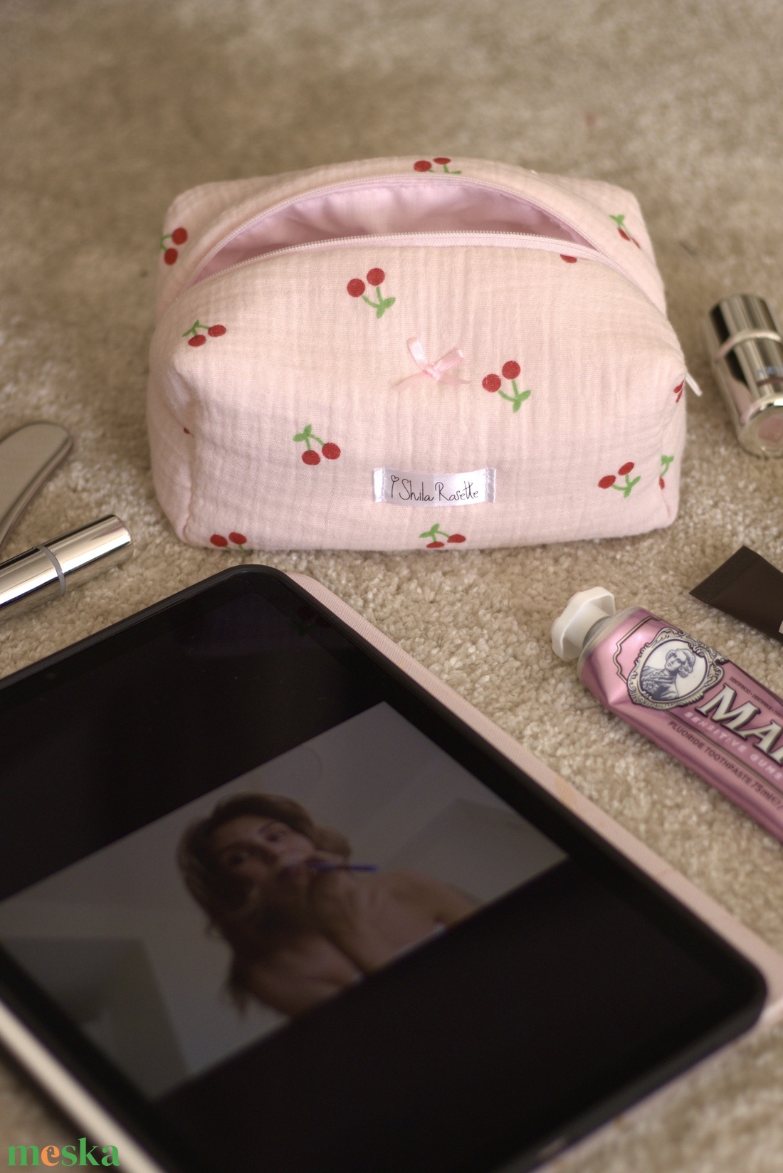 'Clara' Beauty Bag pamut cseresznyés neszesszer rózsaszín masnival - táska & tok - neszesszer - Meska.hu