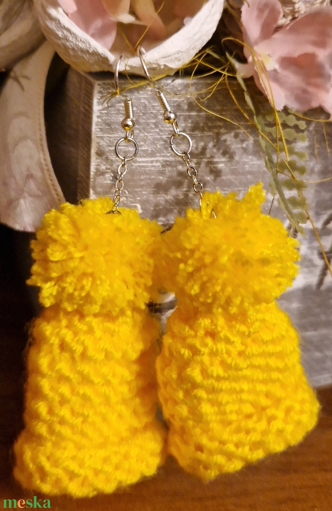 Sárga kézzel kötött mini sapka fülbevaló - ékszer - fülbevaló - lógó fülbevaló - Meska.hu