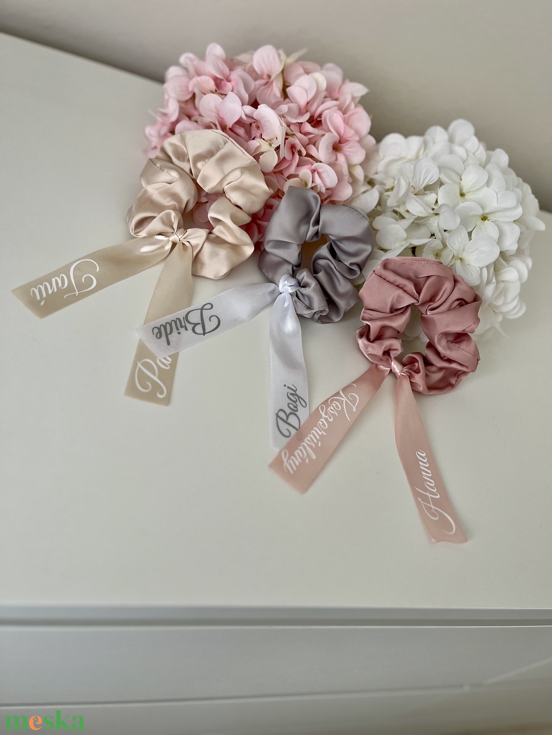 Koszorúslány, tanú, lánybúcsú ajándék scrunchie hajgumi feliratozott szatén szalaggal - esküvő - lánybúcsú - Meska.hu