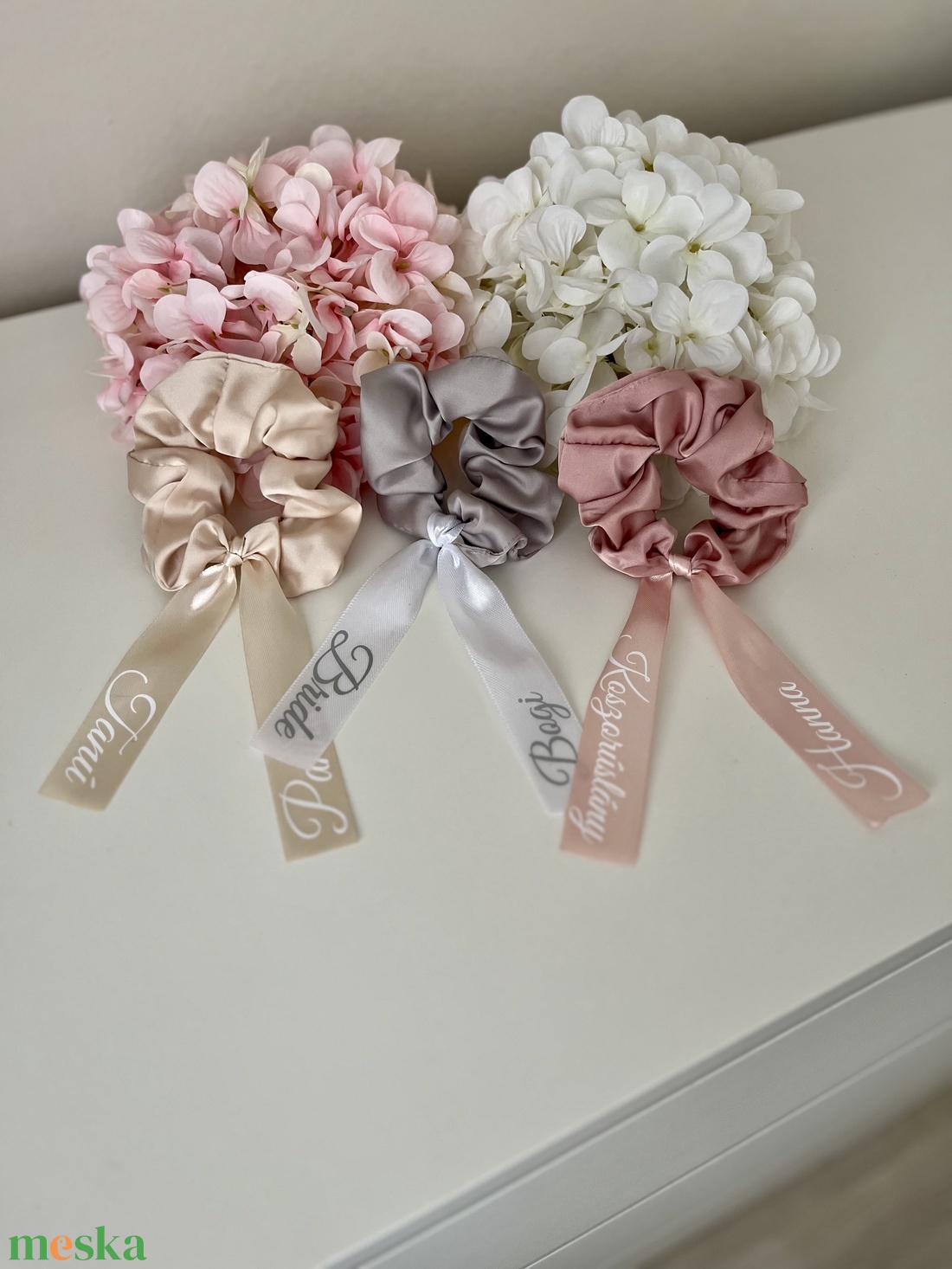 Koszorúslány, tanú, lánybúcsú ajándék scrunchie hajgumi feliratozott szatén szalaggal - esküvő - lánybúcsú - Meska.hu