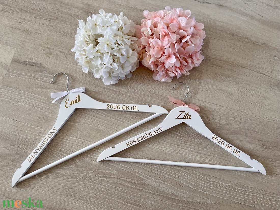 Esküvői vállfa, menyasszony, koszorúslány, vőlegény, örömanya feliratos vállfa - esküvő - ruha - vállfa - Meska.hu