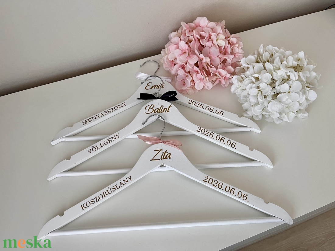 Esküvői vállfa, menyasszony, koszorúslány, vőlegény, örömanya feliratos vállfa - esküvő - ruha - vállfa - Meska.hu