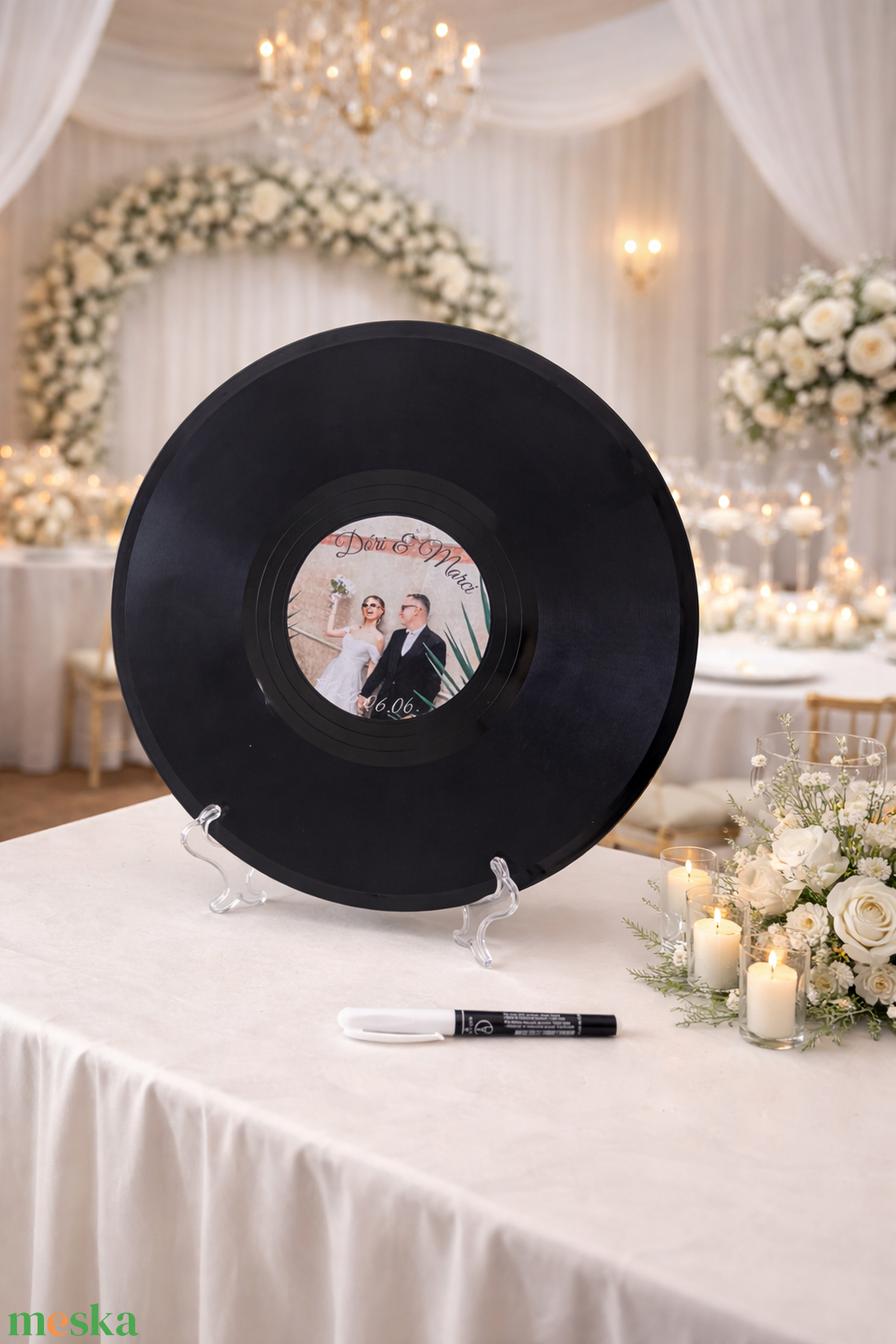 Esküvői alternatív vendégkönyv bakelit lemez, saját képpel a közepén, plexi tartóval, ajándék filctollal - esküvő - emlék & ajándék - vendégkönyv - Meska.hu