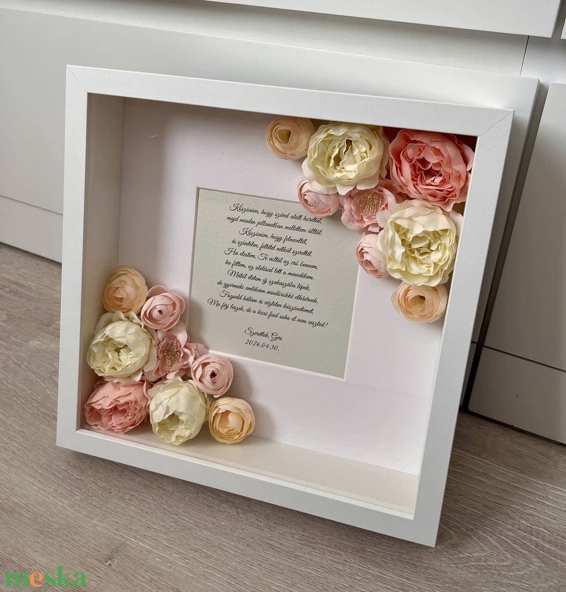 Szülőköszöntő virágos képkeret kedves üzenettel - sarkos elrendezés púderes színvilág - esküvő - emlék & ajándék - szülőköszöntő ajándék - Meska.hu
