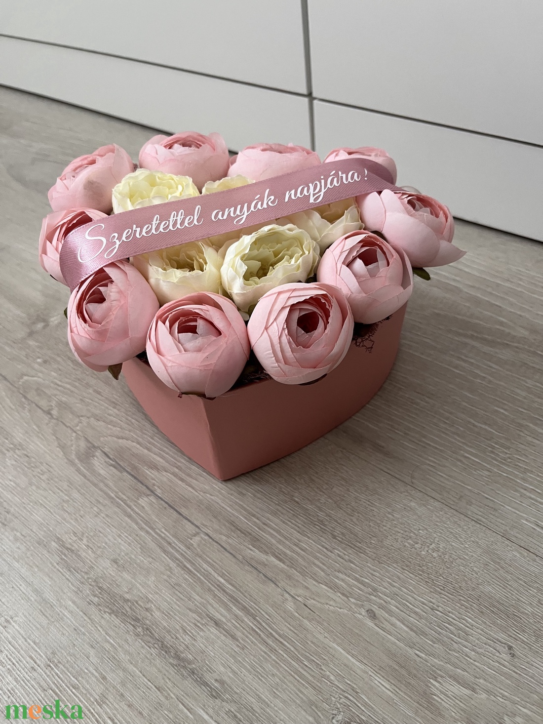 Anyák napi szív alakú virágbox - esküvő - emlék & ajándék - szülőköszöntő ajándék - Meska.hu