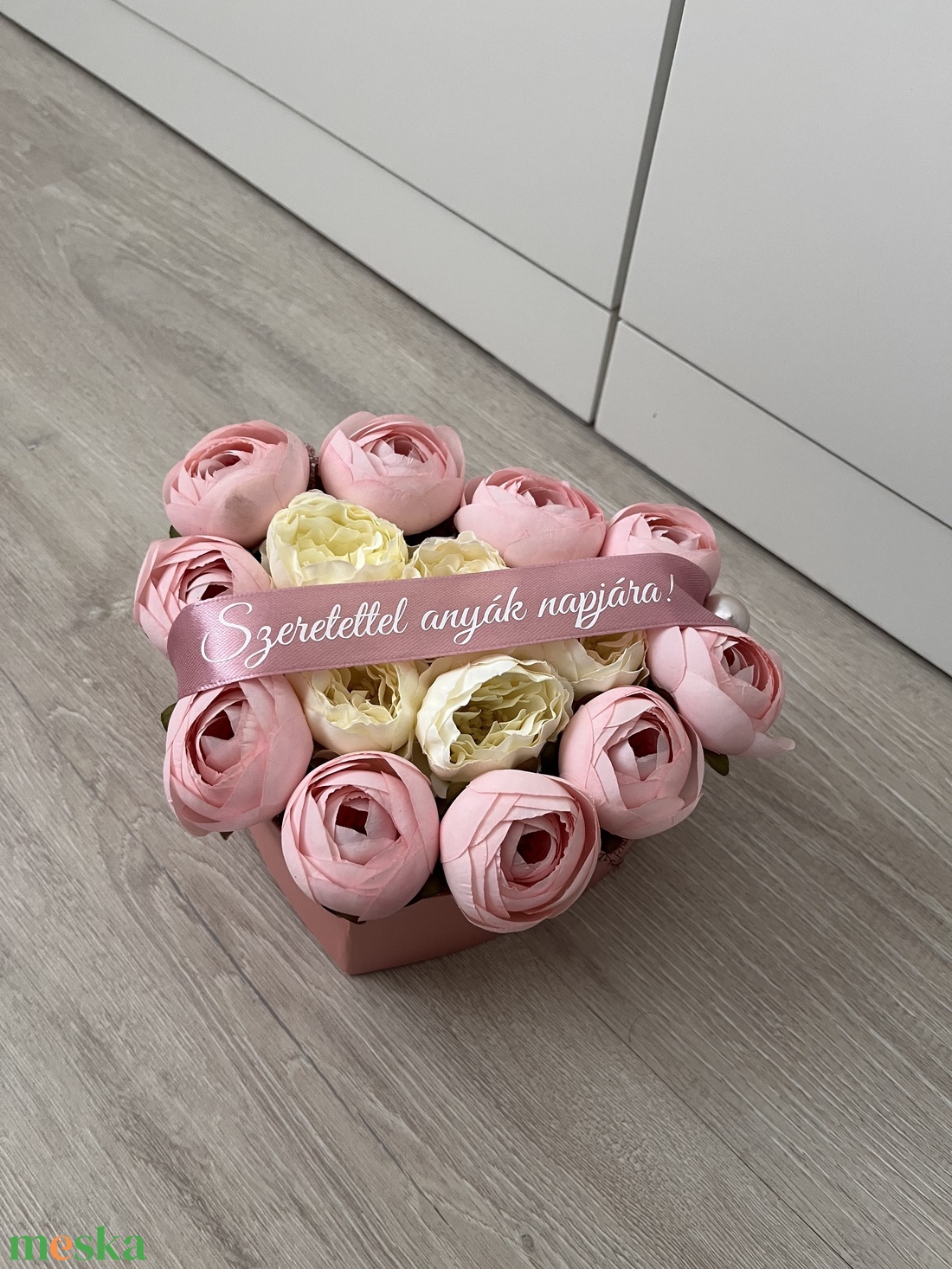 Anyák napi szív alakú virágbox - esküvő - emlék & ajándék - szülőköszöntő ajándék - Meska.hu
