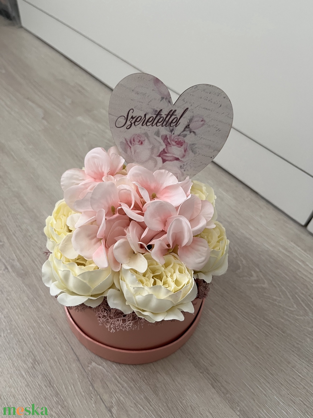 Szülőköszöntő, nagymama köszöntő közepes KÖR virágbox köszöntő táblával - anyák napjára szeretettel - esküvő - emlék & ajándék - szülőköszöntő ajándék - Meska.hu