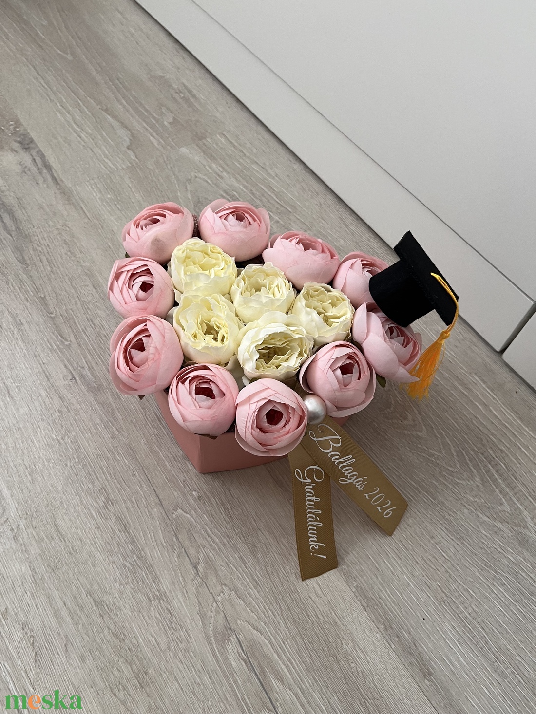 Szív alakú nagy virágbox ballagásra, diplomaosztóra - otthon & életmód - virágdekoráció - virágok - virágbox - Meska.hu