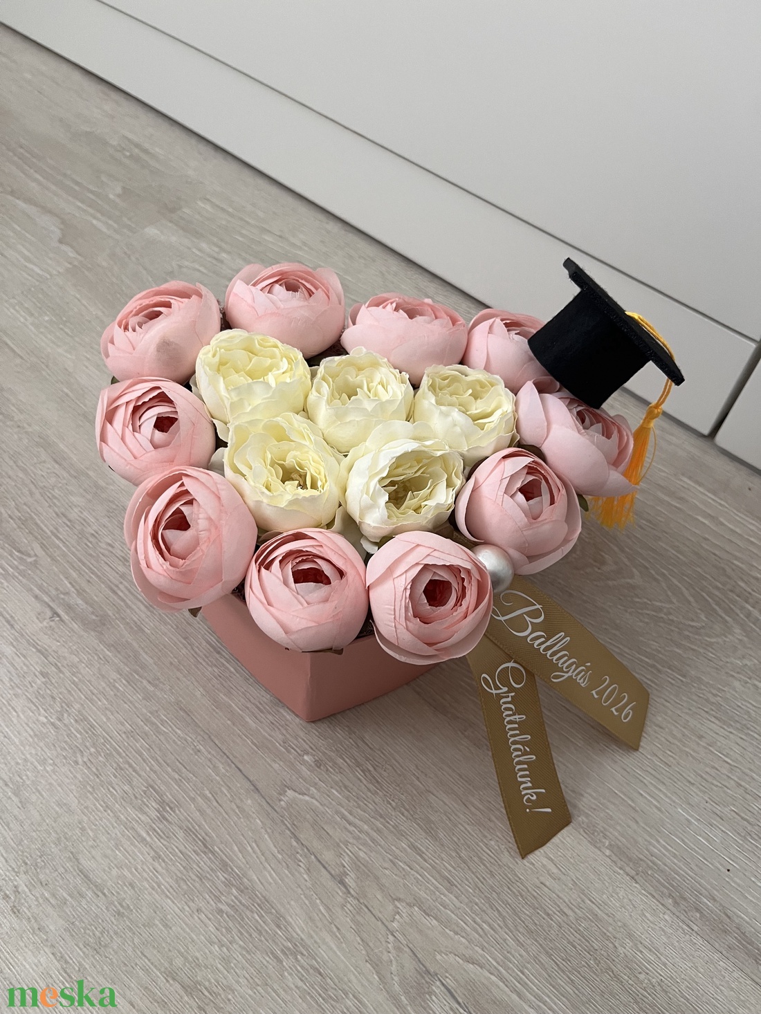 Szív alakú nagy virágbox ballagásra, diplomaosztóra - otthon & életmód - virágdekoráció - virágok - virágbox - Meska.hu