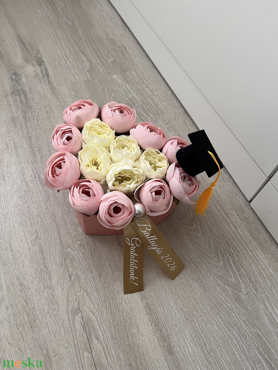 Szív alakú nagy virágbox ballagásra, diplomaosztóra - otthon & életmód - virágdekoráció - virágok - virágbox - Meska.hu