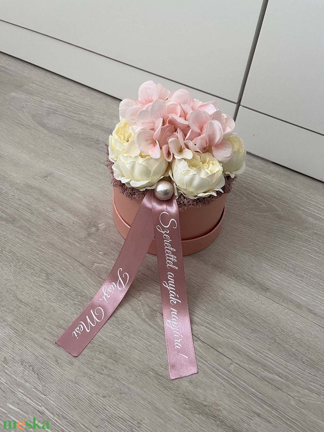 Anyák napi virágbox köszönő szalaggal - hortenzia és rózsa - esküvő - emlék & ajándék - szülőköszöntő ajándék - Meska.hu