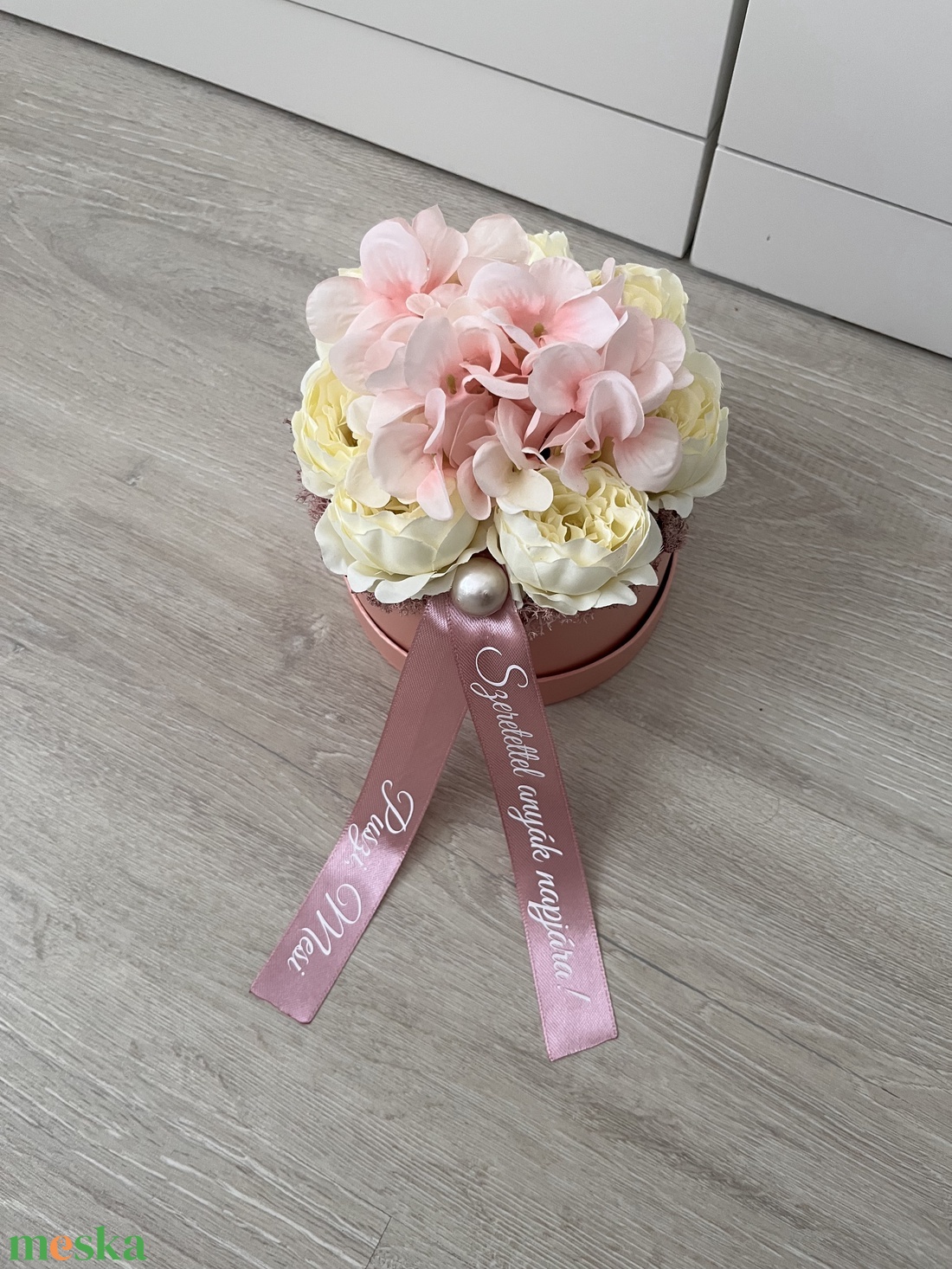 Anyák napi virágbox köszönő szalaggal - hortenzia és rózsa - esküvő - emlék & ajándék - szülőköszöntő ajándék - Meska.hu