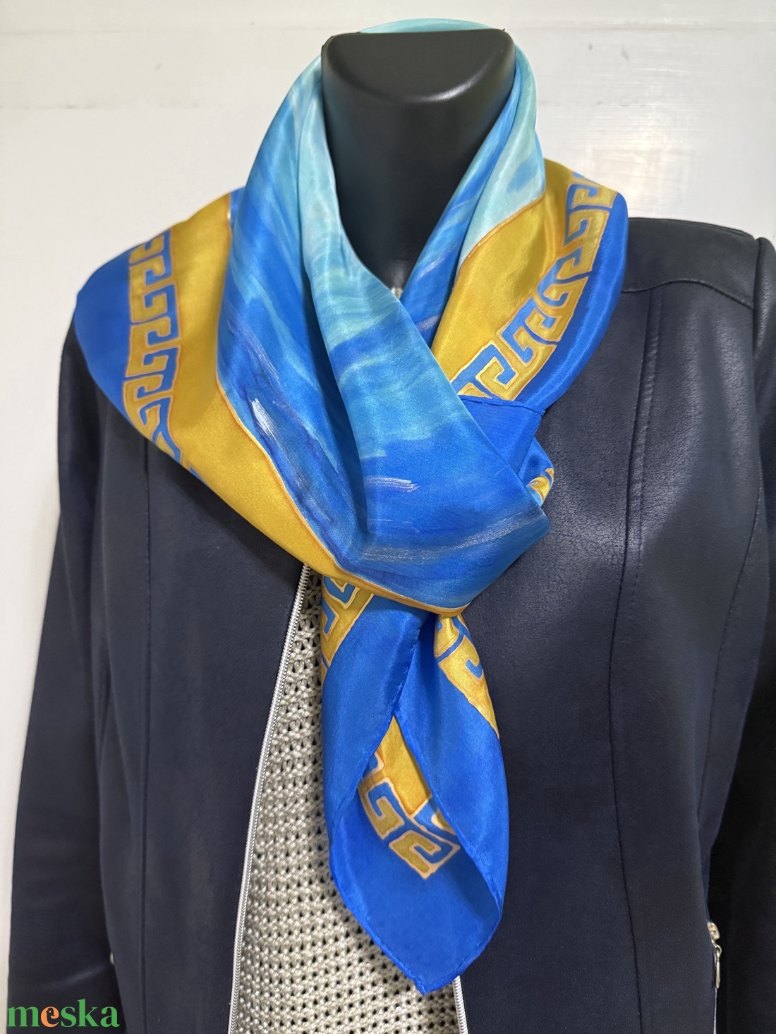 Kék-türkiz selyemkendő arany részletekkel � visszafogott luxus a mindennapokra - ruha & divat - sál, sapka, kendő - kendő - Meska.hu