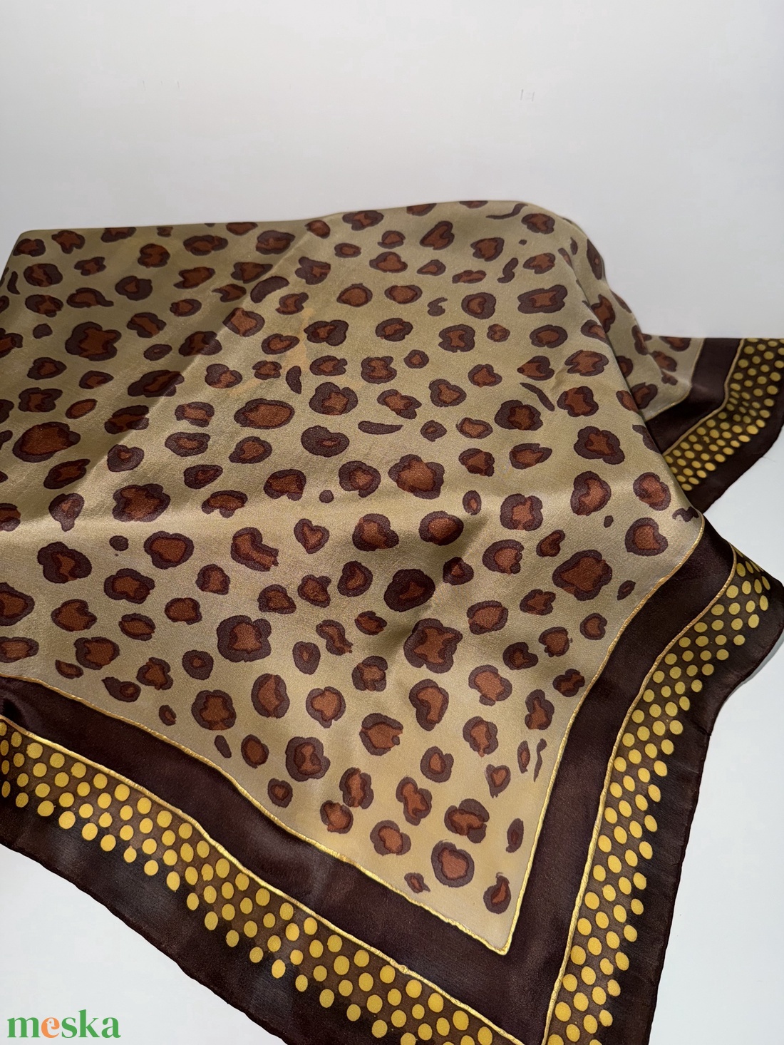 Kézzel festett 100% hernyóselyem kendő � Arany Párduc (74�74 cm, egyedi darab) - ruha & divat - sál, sapka, kendő - kendő - Meska.hu