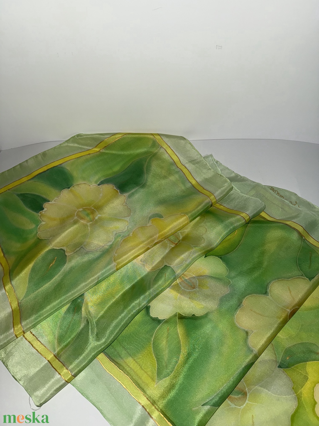 Kézzel festett selyemsál � elegáns zöld arany tónusokkal � 100% hernyóselyem � 45x180 cm - ruha & divat - sál, sapka, kendő - sál - Meska.hu