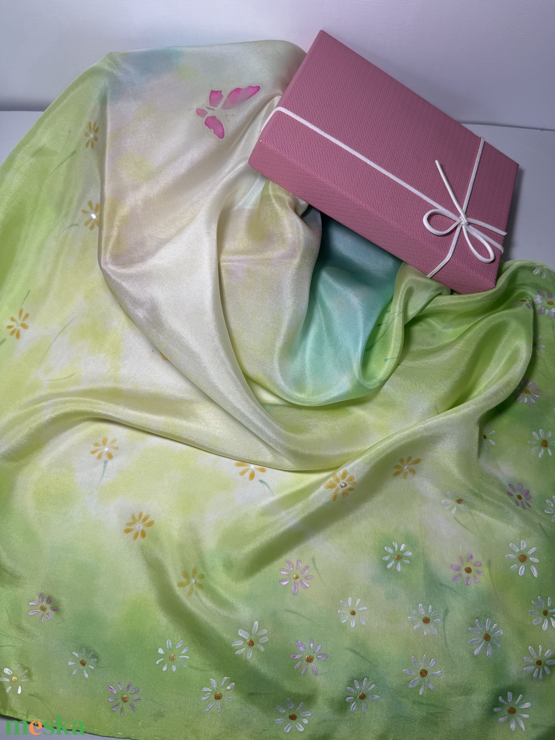 Kézzel festett selyemkendő � virágos, zöld-pasztell árnyalatokkal, 74x74 cm - ruha & divat - sál, sapka, kendő - kendő - Meska.hu