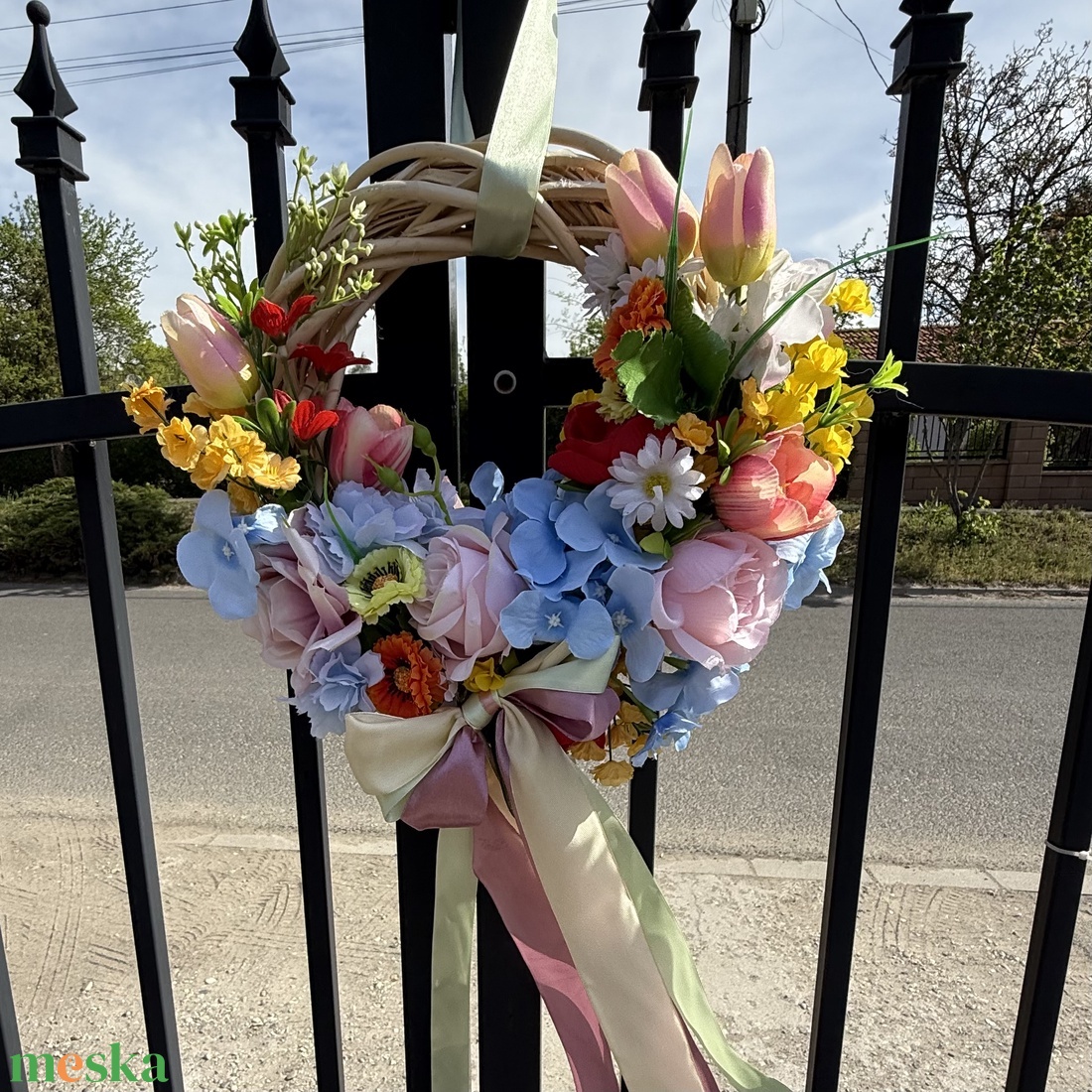 Tavaszi selyemvirágos kopogtató ajtódísz - otthon & életmód - dekoráció - ajtó- és ablak dekoráció - ajtódísz & kopogtató - Meska.hu