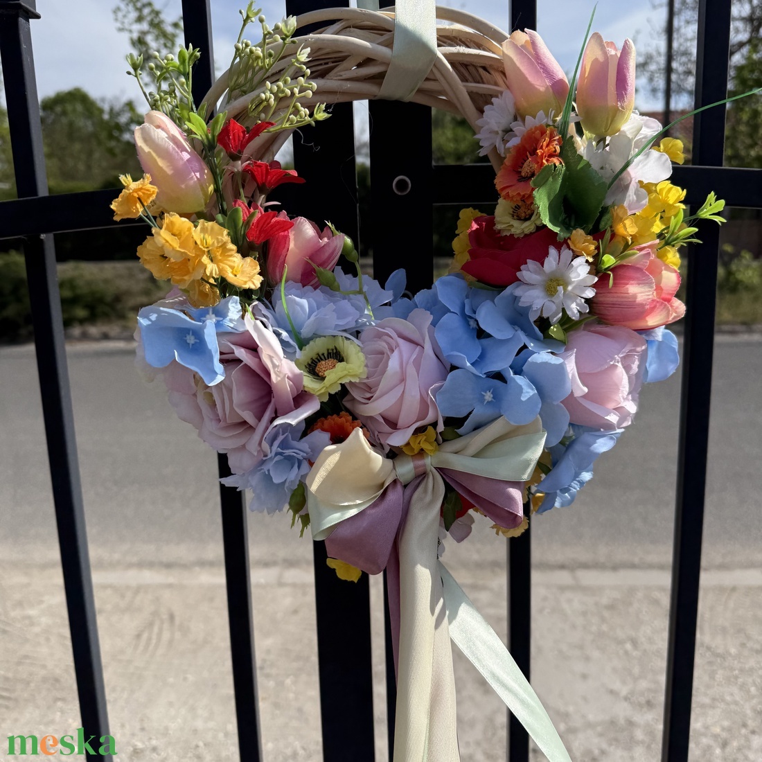 Tavaszi selyemvirágos kopogtató ajtódísz - otthon & életmód - dekoráció - ajtó- és ablak dekoráció - ajtódísz & kopogtató - Meska.hu