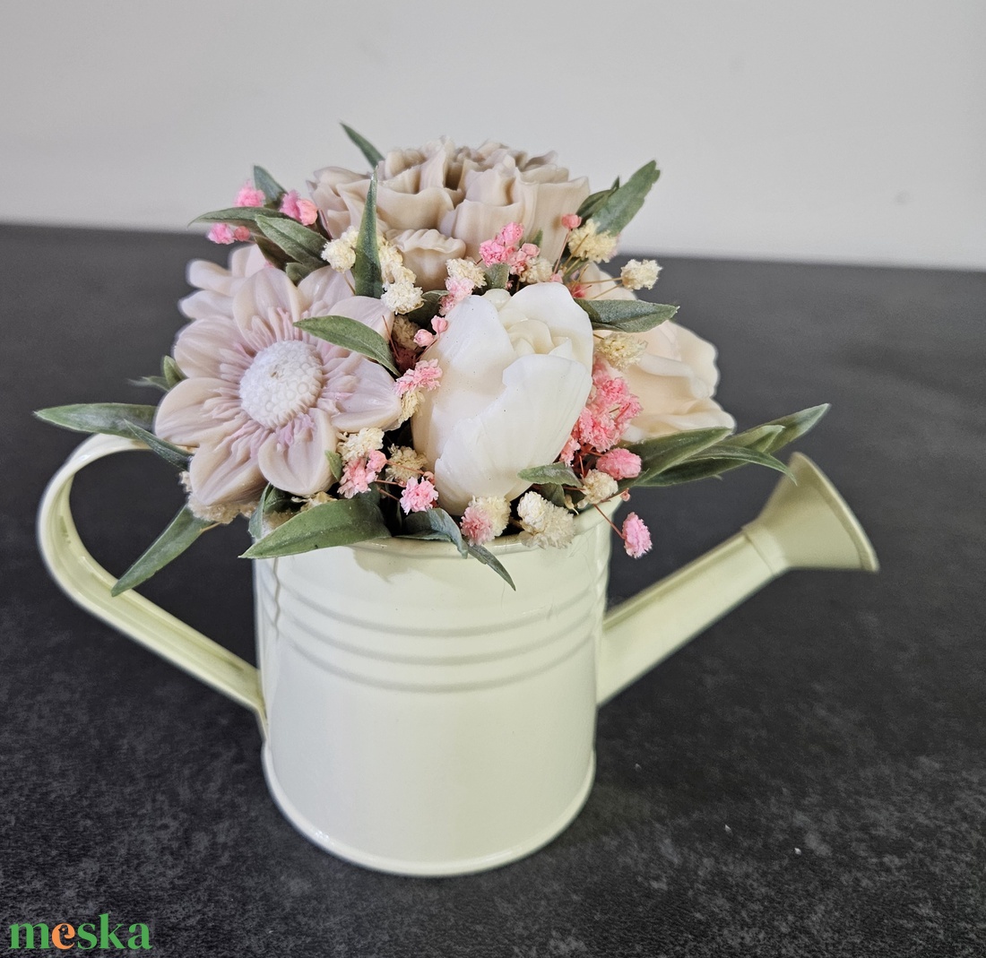 Elegáns virágos illatviasz krémszínű locsolókannában - otthon & életmód - gyertya, illat, aroma - gyertya - Meska.hu