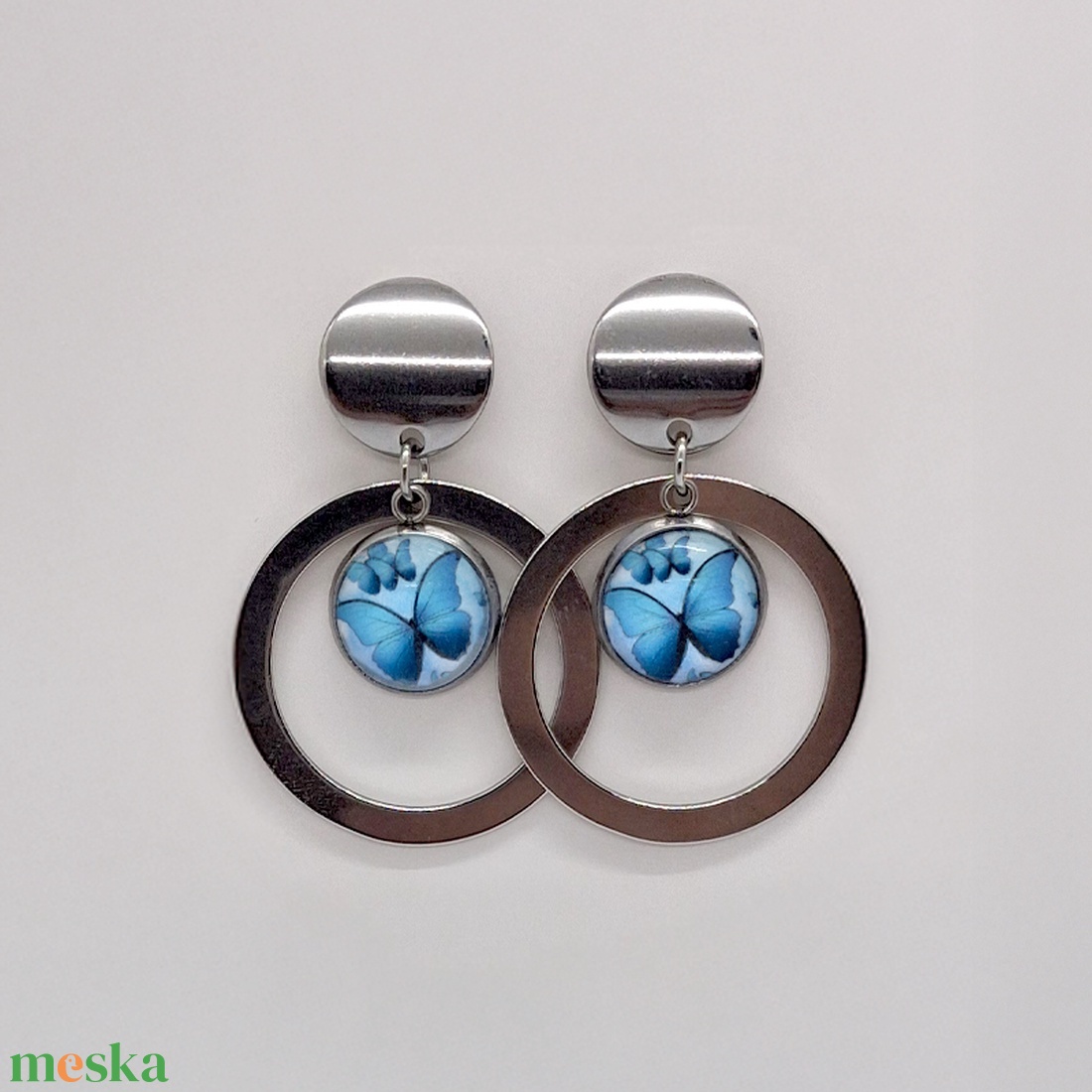 Pillangó üveglencsés karika fülbevaló - ékszer - fülbevaló - lógó fülbevaló - Meska.hu