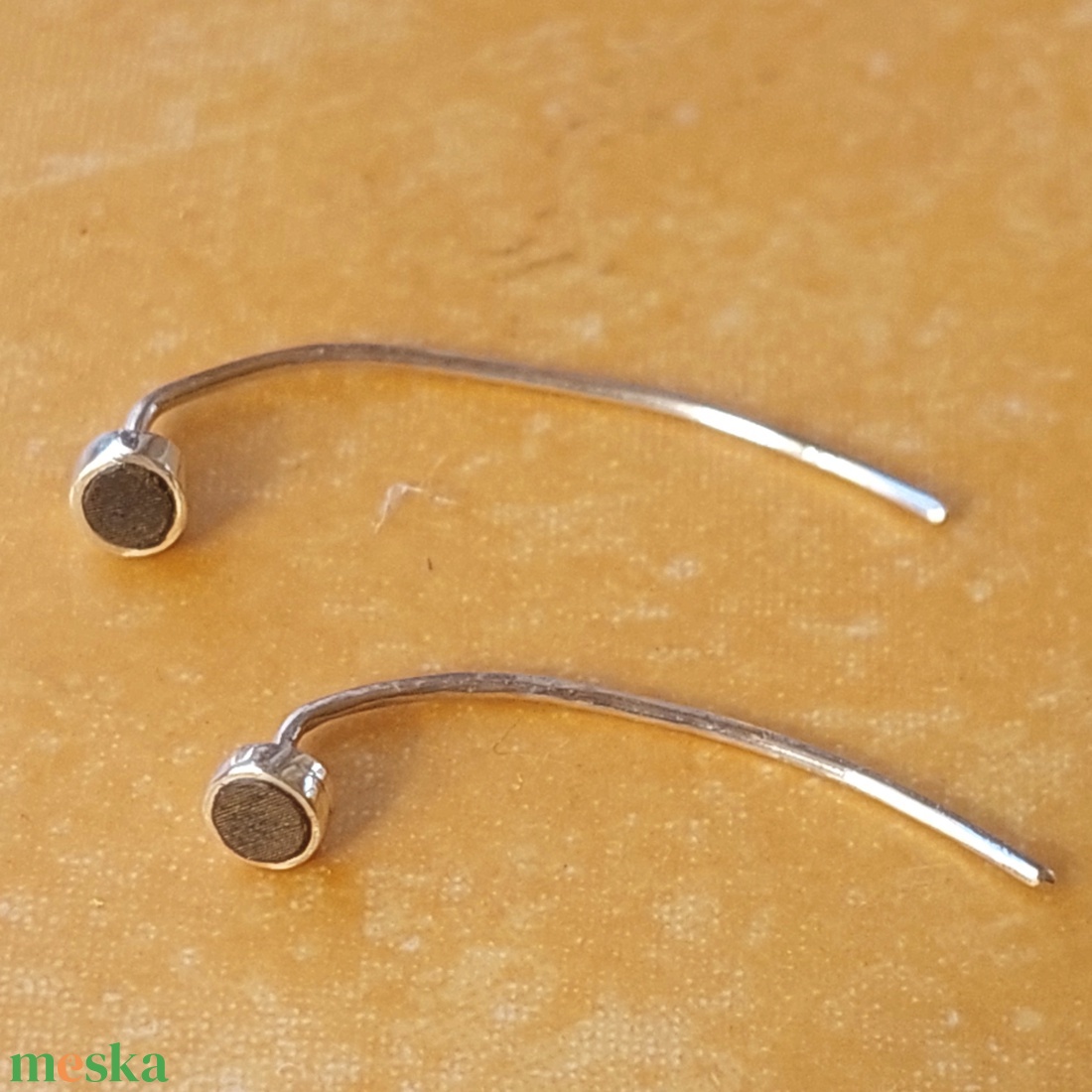 Mini Dots ezüst pötty fülbevaló bakelittel - ékszer - fülbevaló - pötty fülbevaló - Meska.hu