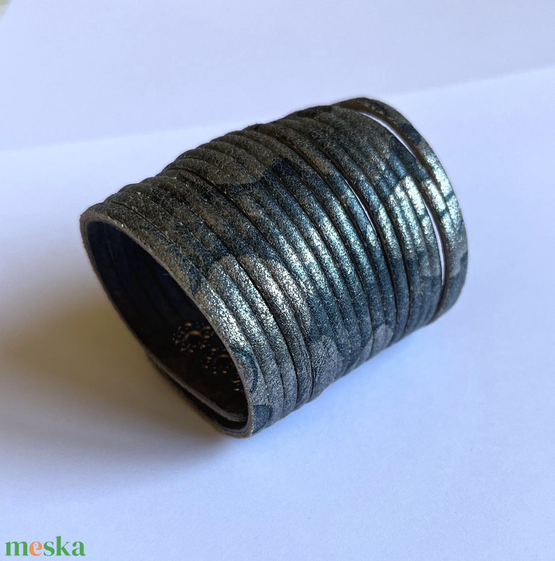Ezüstös kék bőr karkötő patent zárral - ékszer - karkötő - széles karkötő - Meska.hu Ezüstös kék bőr karkötő patent zárral - ékszer - karkötő - széles karkötő - Meska.hu