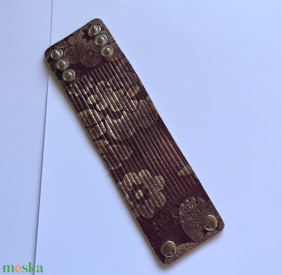Bordó-arany bőr karkötő patent zárral - ékszer - karkötő - széles karkötő - Meska.hu