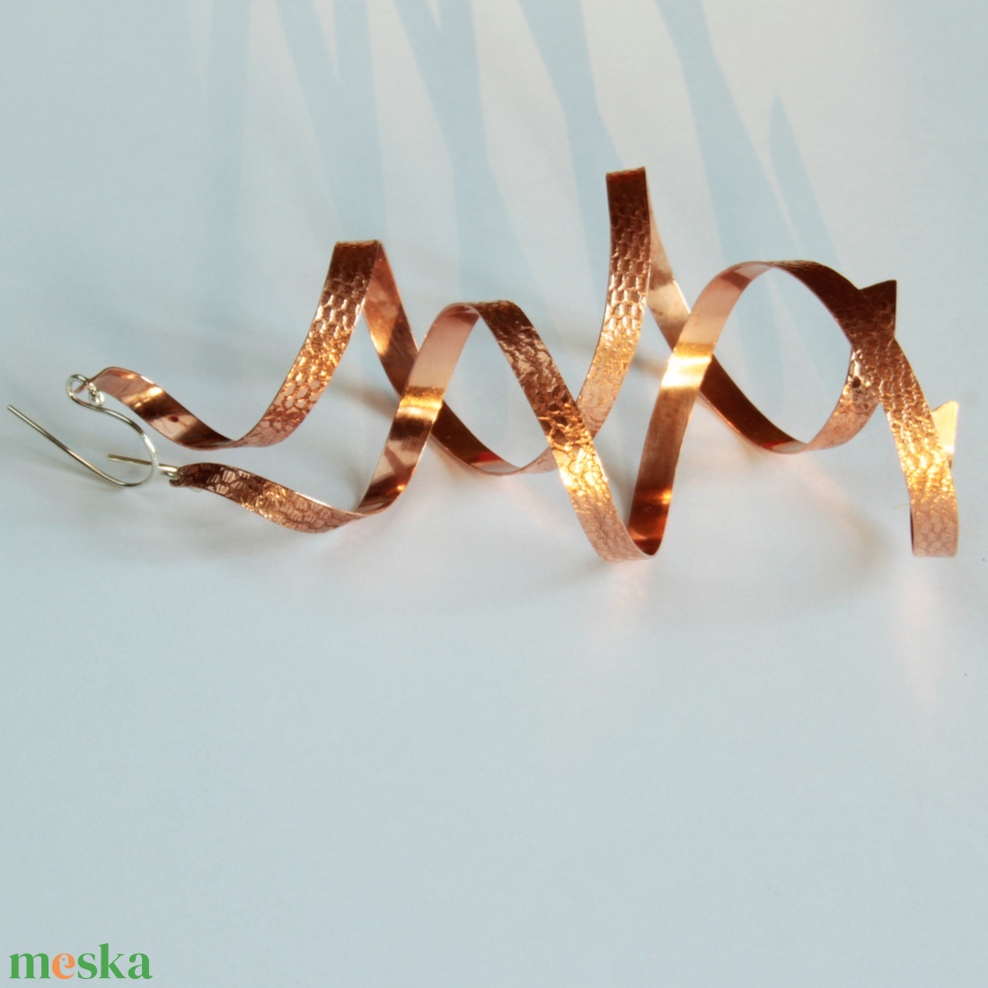 Vörösréz logós szerpentin fülbevaló ezüst szárral - ékszer - fülbevaló - lógó fülbevaló - Meska.hu