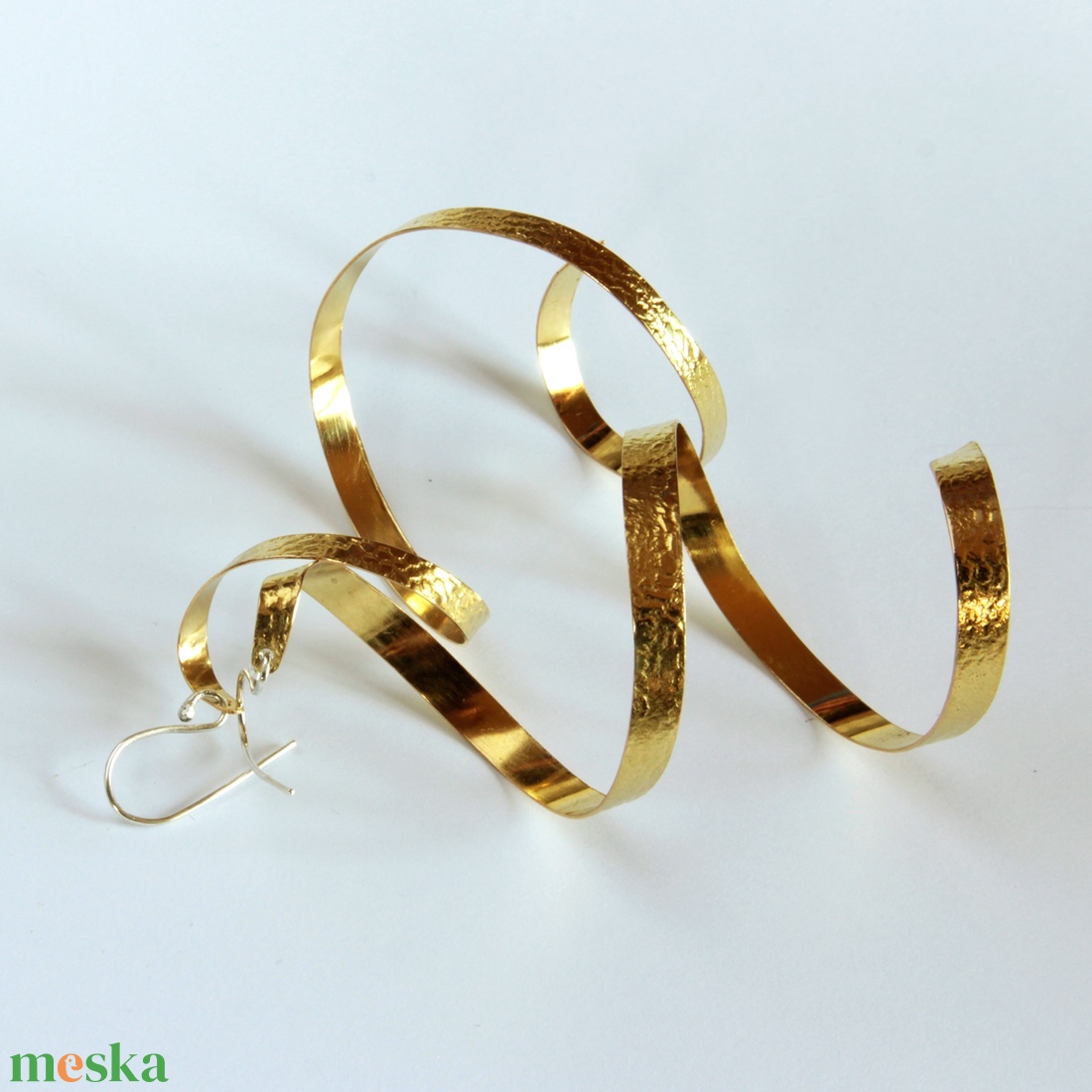 Arany szerpentin sárgaréz logós fülbevaló ezüst szárral - ékszer - fülbevaló - lógó fülbevaló - Meska.hu