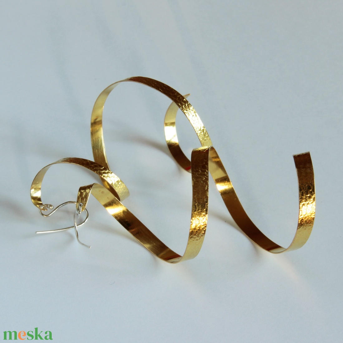 Arany szerpentin sárgaréz logós fülbevaló ezüst szárral - ékszer - fülbevaló - lógó fülbevaló - Meska.hu