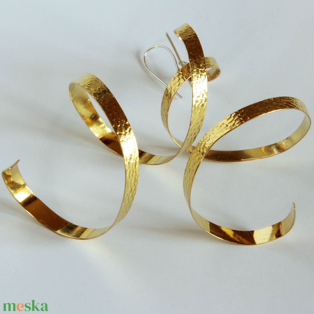 Arany szerpentin sárgaréz logós fülbevaló ezüst szárral - ékszer - fülbevaló - lógó fülbevaló - Meska.hu
