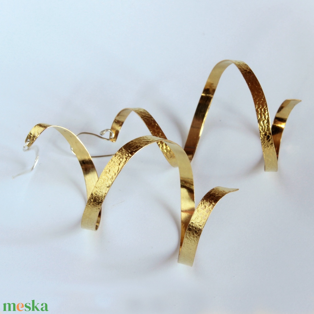Arany szerpentin sárgaréz logós fülbevaló ezüst szárral - ékszer - fülbevaló - lógó fülbevaló - Meska.hu