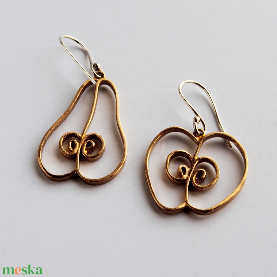 Aranyszínű alma-körte fülbevaló ezüst akasztóval - ékszer - fülbevaló - lógó fülbevaló - Meska.hu