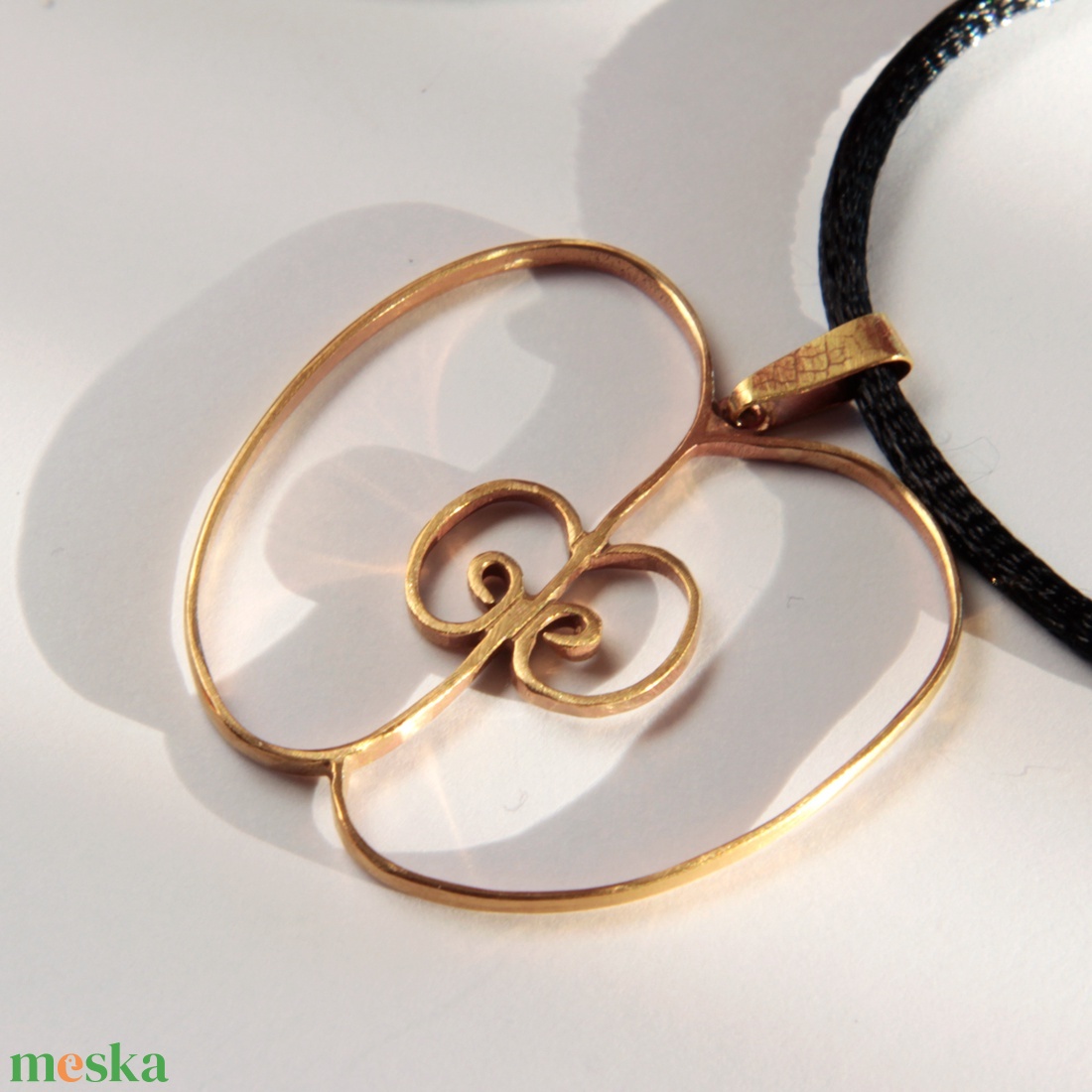 Aranyszínű alma medál - ékszer - nyaklánc - medál - Meska.hu