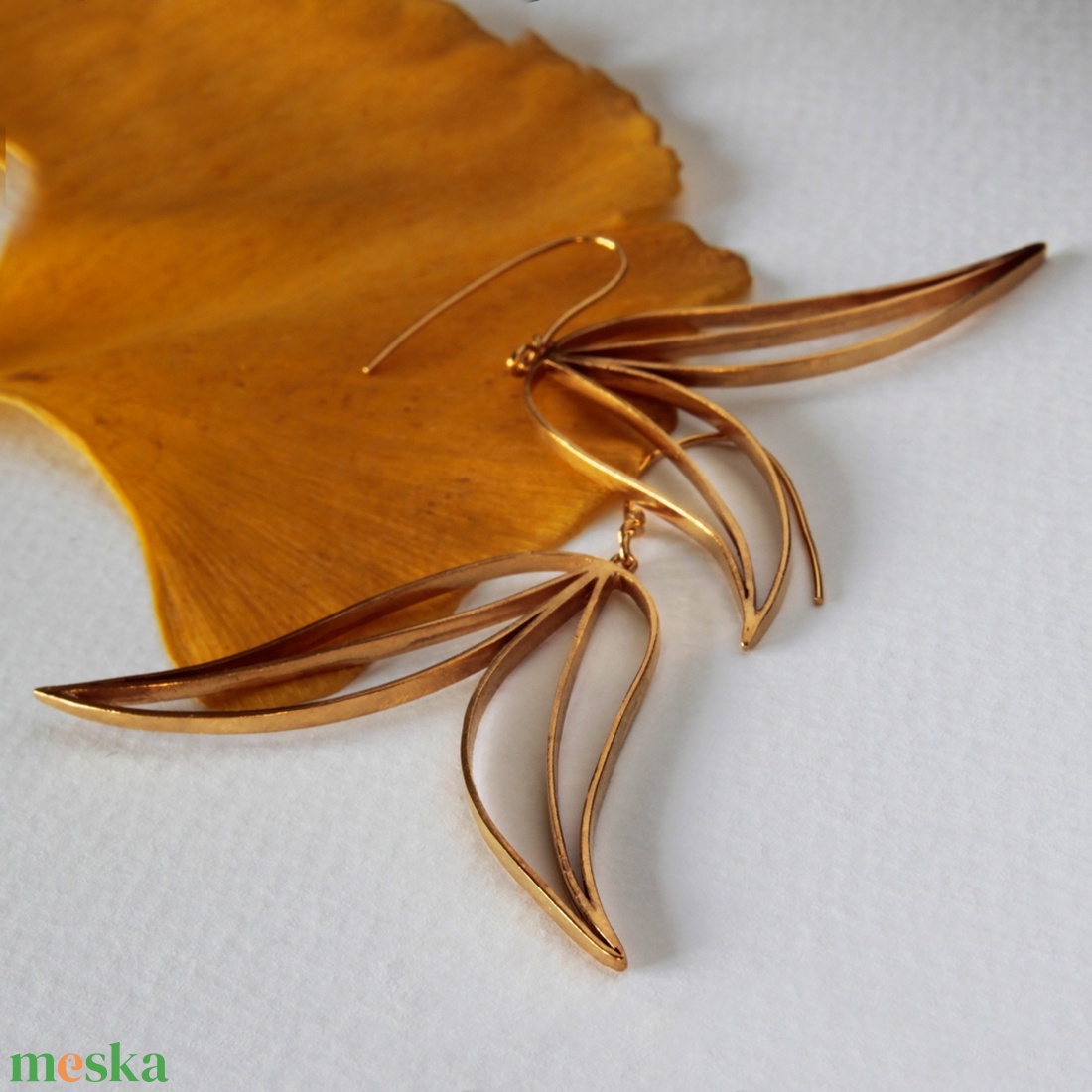 Aranytulipán lógós fülbevaló - ékszer - fülbevaló - lógó fülbevaló - Meska.hu
