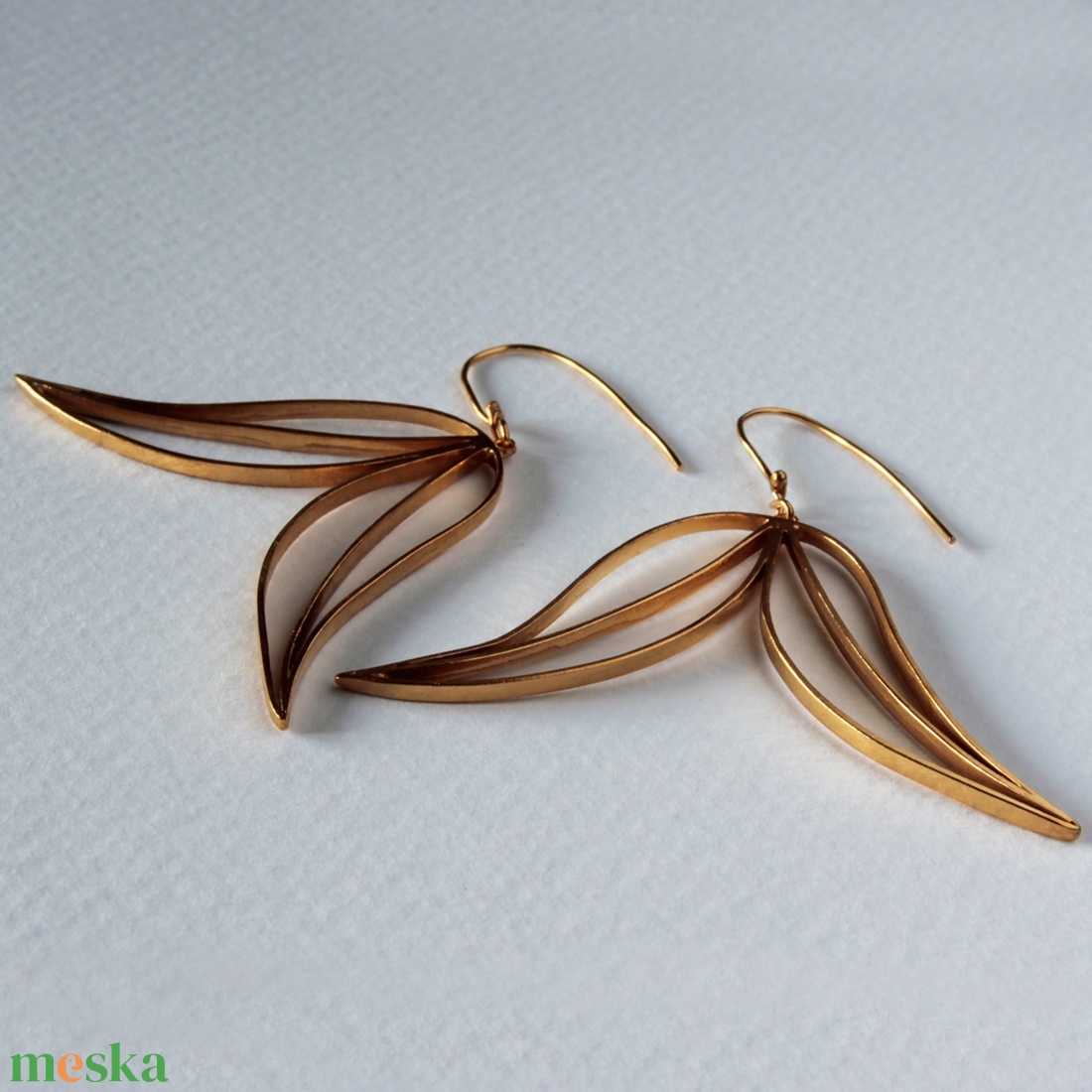 Aranytulipán lógós fülbevaló - ékszer - fülbevaló - lógó fülbevaló - Meska.hu