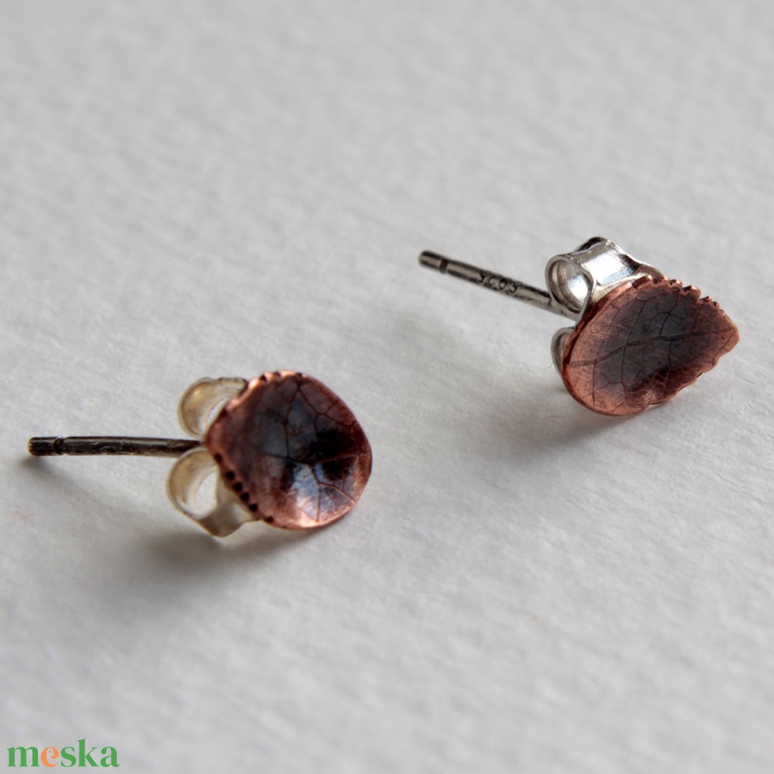 Rézike bedugó vörösréz levél fülbevaló ezüst szerelékkel - ékszer - fülbevaló - pötty fülbevaló - Meska.hu