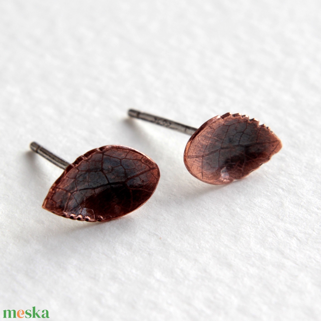 Rézike bedugó vörösréz levél fülbevaló ezüst szerelékkel - ékszer - fülbevaló - pötty fülbevaló - Meska.hu