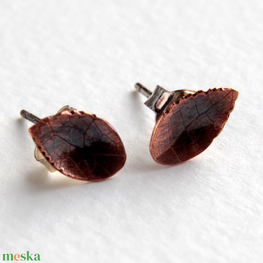 Rézike bedugó vörösréz levél fülbevaló ezüst szerelékkel - ékszer - fülbevaló - pötty fülbevaló - Meska.hu