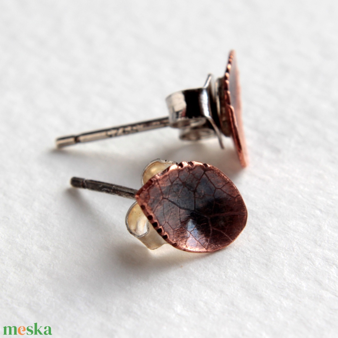 Rézike bedugó vörösréz levél fülbevaló ezüst szerelékkel - ékszer - fülbevaló - pötty fülbevaló - Meska.hu