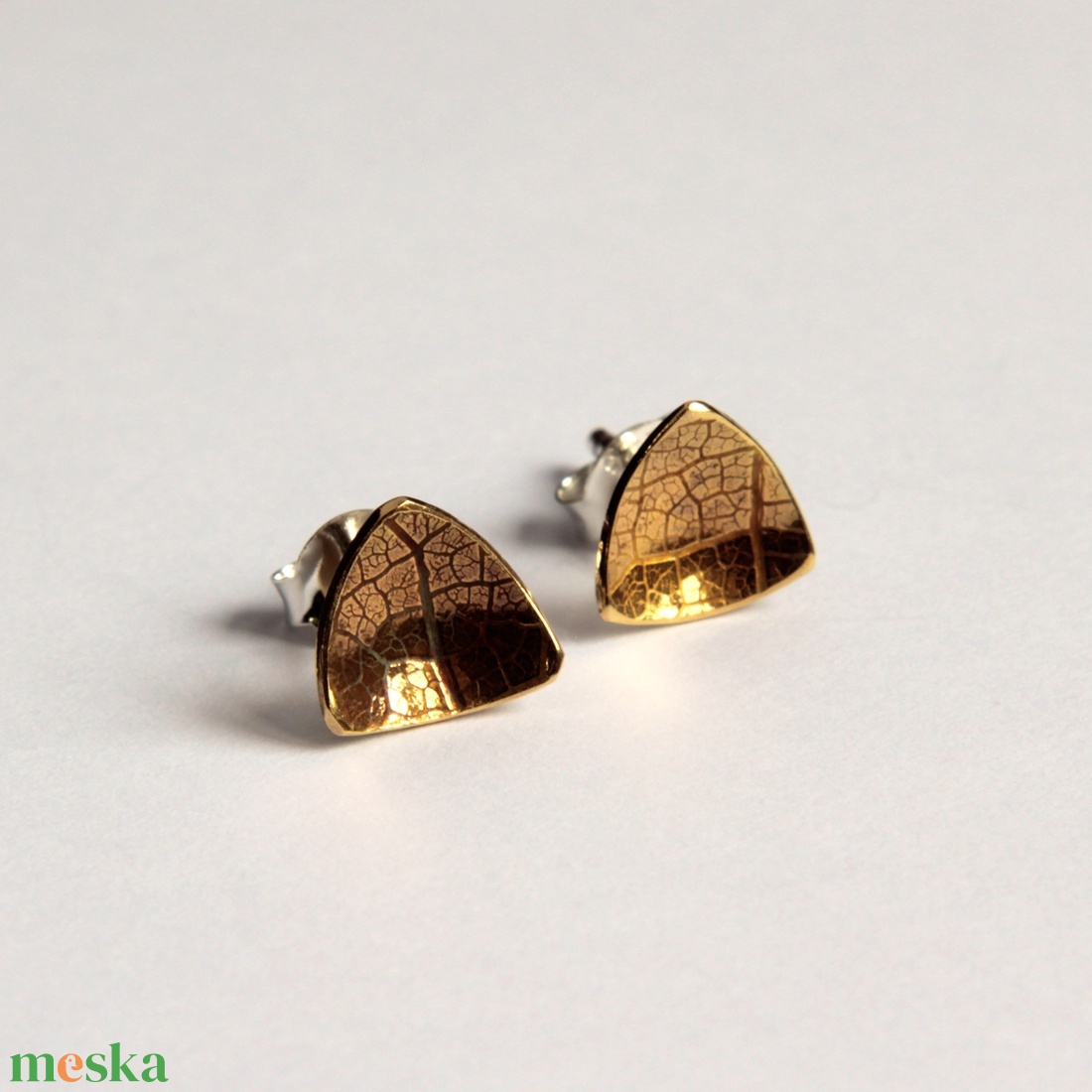 Háromszög alakú bedugós fülbevaló sárgarézből és ezüstből. - ékszer - fülbevaló - pötty fülbevaló - Meska.hu