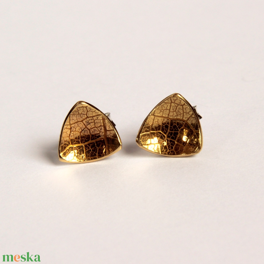 Háromszög alakú bedugós fülbevaló sárgarézből és ezüstből. - ékszer - fülbevaló - pötty fülbevaló - Meska.hu