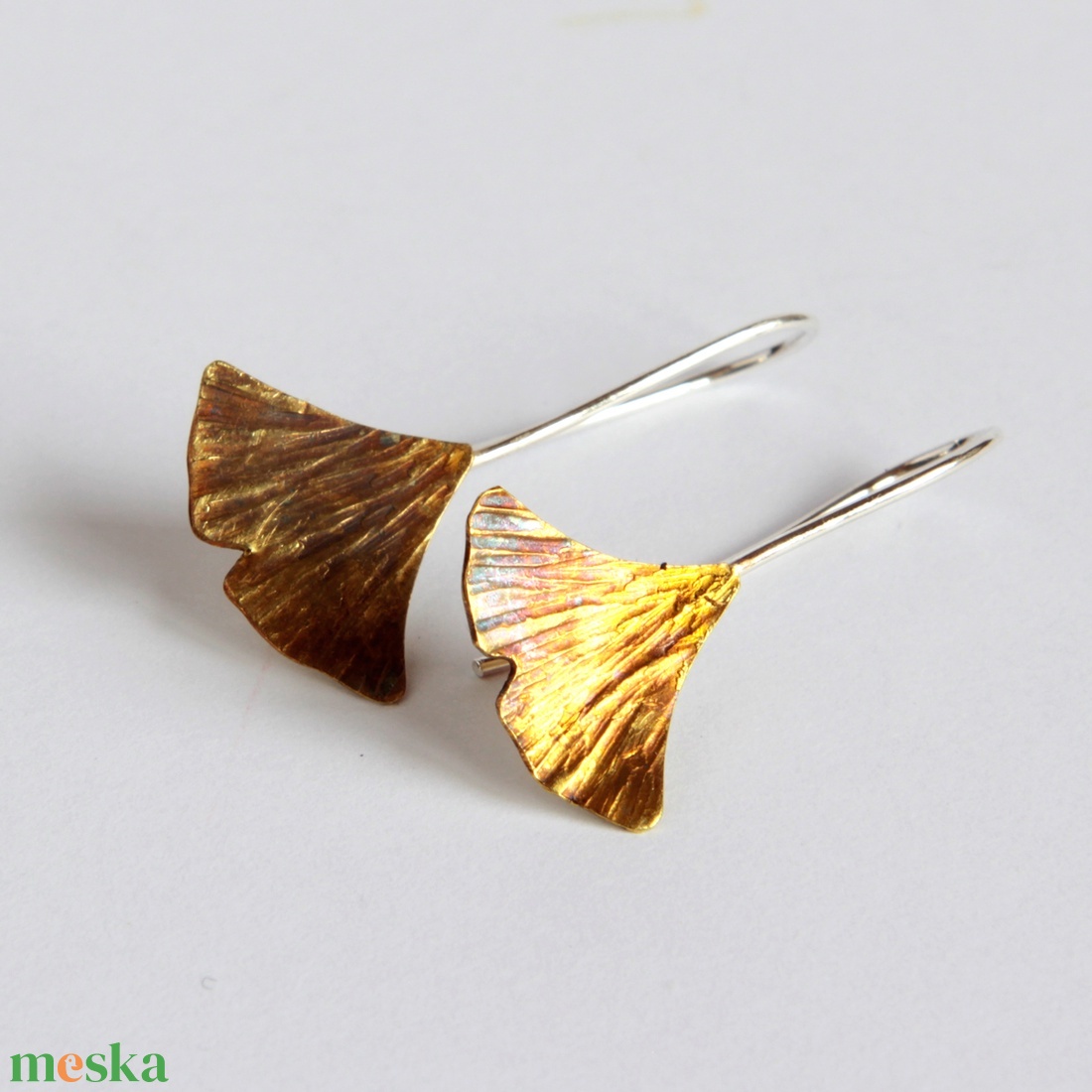 Ginkgo levél fülbevaló sárgarézből ezüst szárral - ékszer - fülbevaló - lógó fülbevaló - Meska.hu