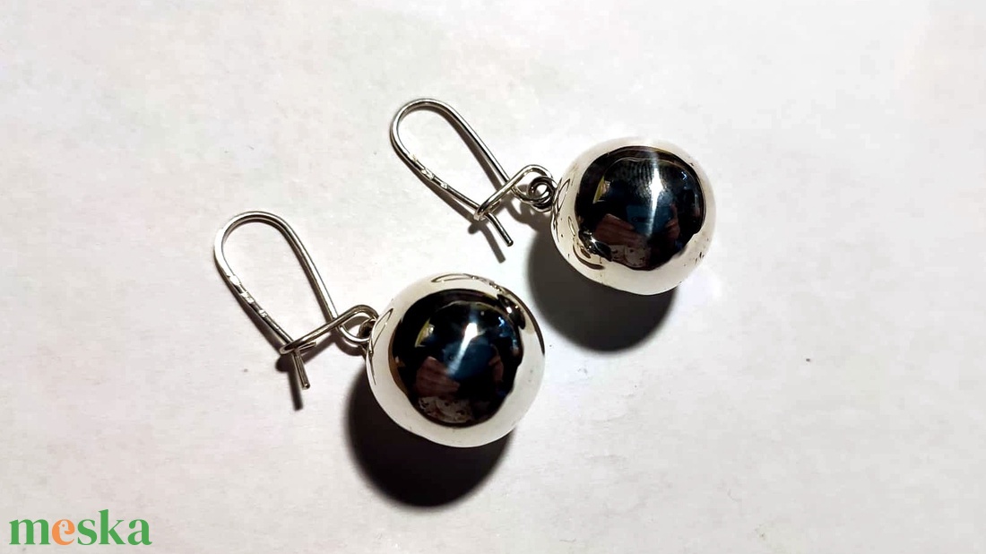 Ezüst gömb fülbevaló - ékszer - fülbevaló - lógó fülbevaló - Meska.hu