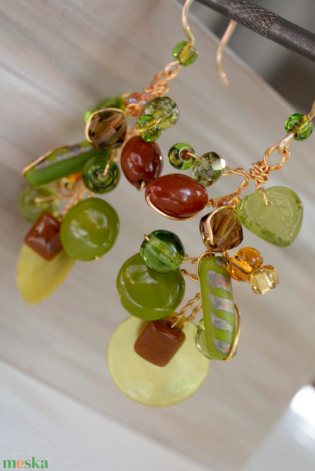 Fülbevaló Pillefürt - Zöld, arany, barna - nikkelmentes - ékszer - fülbevaló - lógó fülbevaló - Meska.hu