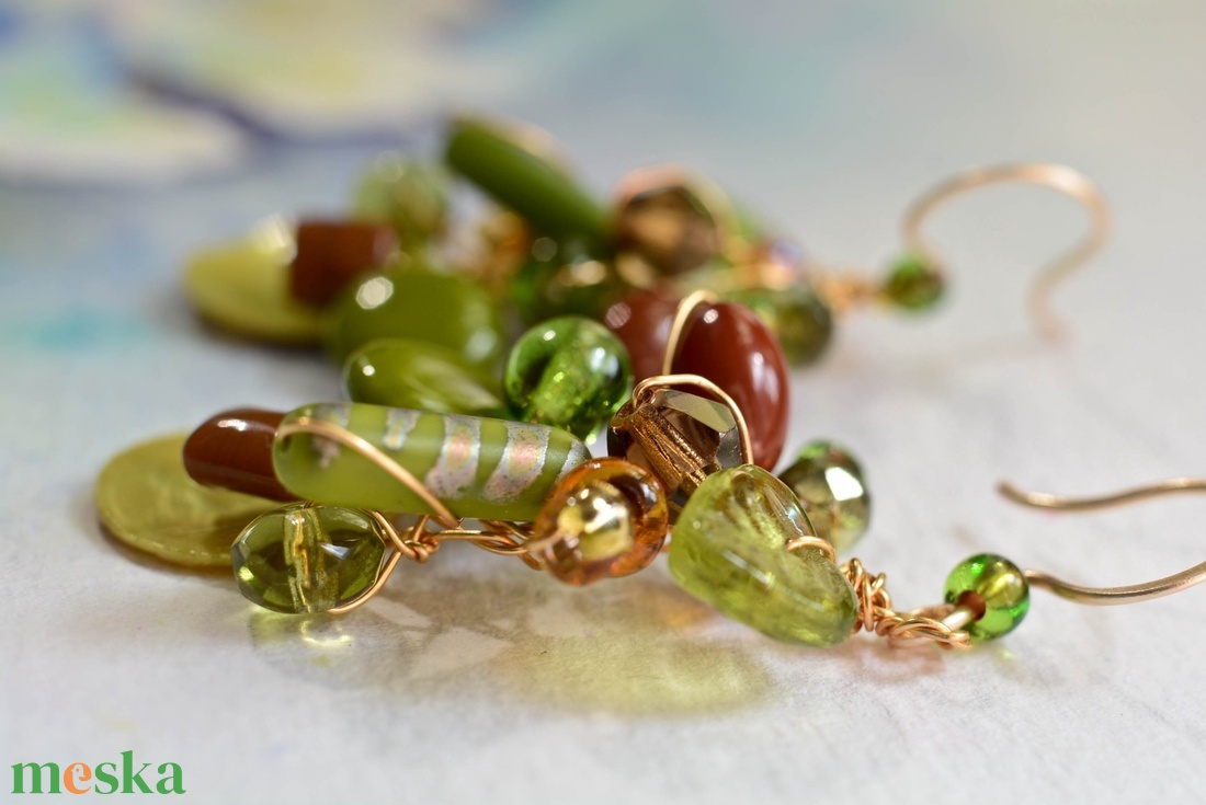 Fülbevaló Pillefürt - Zöld, arany, barna - nikkelmentes - ékszer - fülbevaló - lógó fülbevaló - Meska.hu